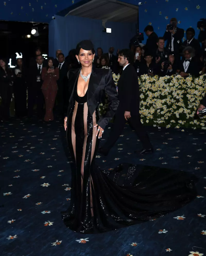 Halle-Berry-ținută-mult-mai-îndrăzneață-la-Met-Gala-2025 (3)