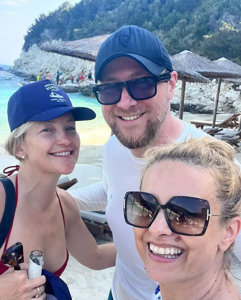 Simona Gherghe s-a pozat cu Kate Hudson in Grecia (2)