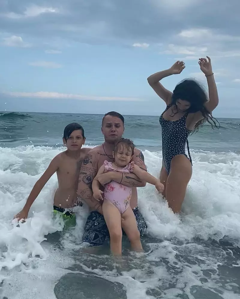 Codin Maticiuc a postat online imagini rare, cu iubita și cei doi copii (2)