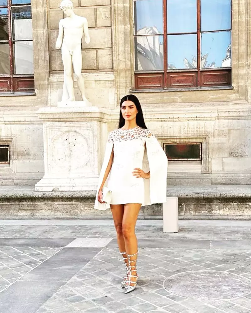 There is always a beautiful story with you @maisonvalentino @pppiccioli @valentino.beauty #pfw #paris #valentino #photography #white Styled by dear @inankirdemir make up by @juanbavaldi#davet #işbir (3)