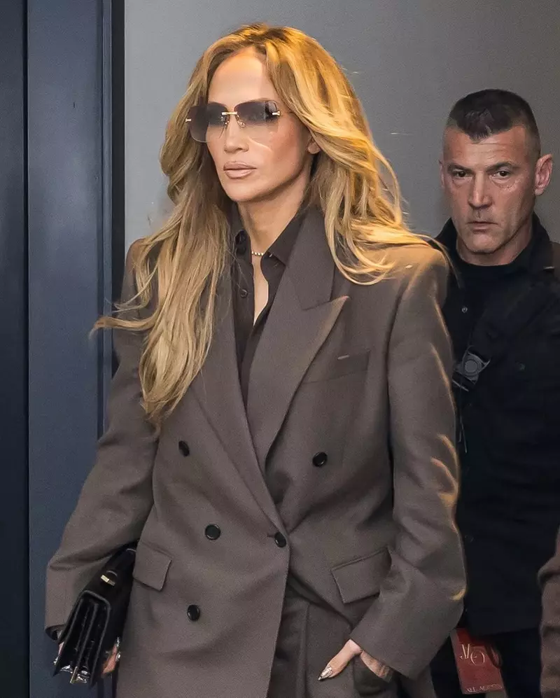 Jennifer Lopez imbracata intr-un costum maro
