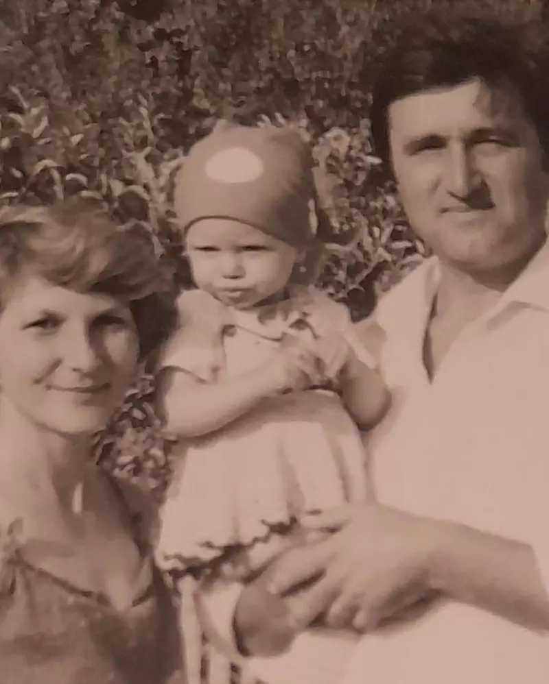 adela-popescu-imagini-emotionante-din-copilarie-1