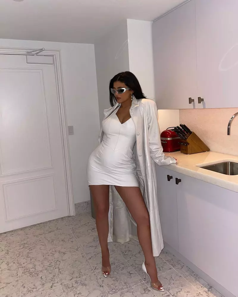 Kylie-Jenner-a-confirmat-vestea-E-insarcinata-si-a-publicat-primele-poze-cu-burtica-3