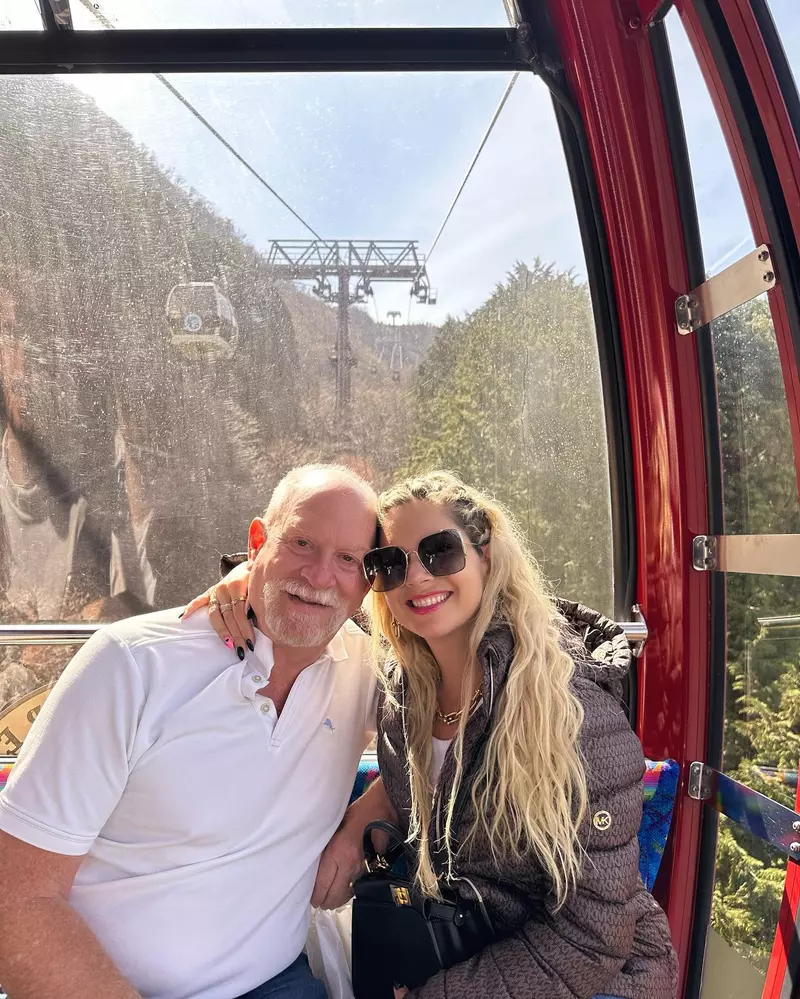 Iasmina Milutinovici și Bradford Aaron Hill