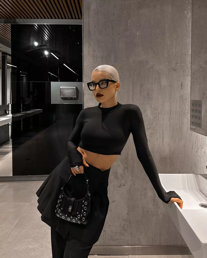 carmen grebenisan in negru