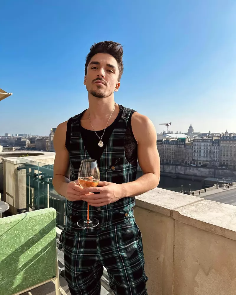 emil rengle cu un pahar cu vin