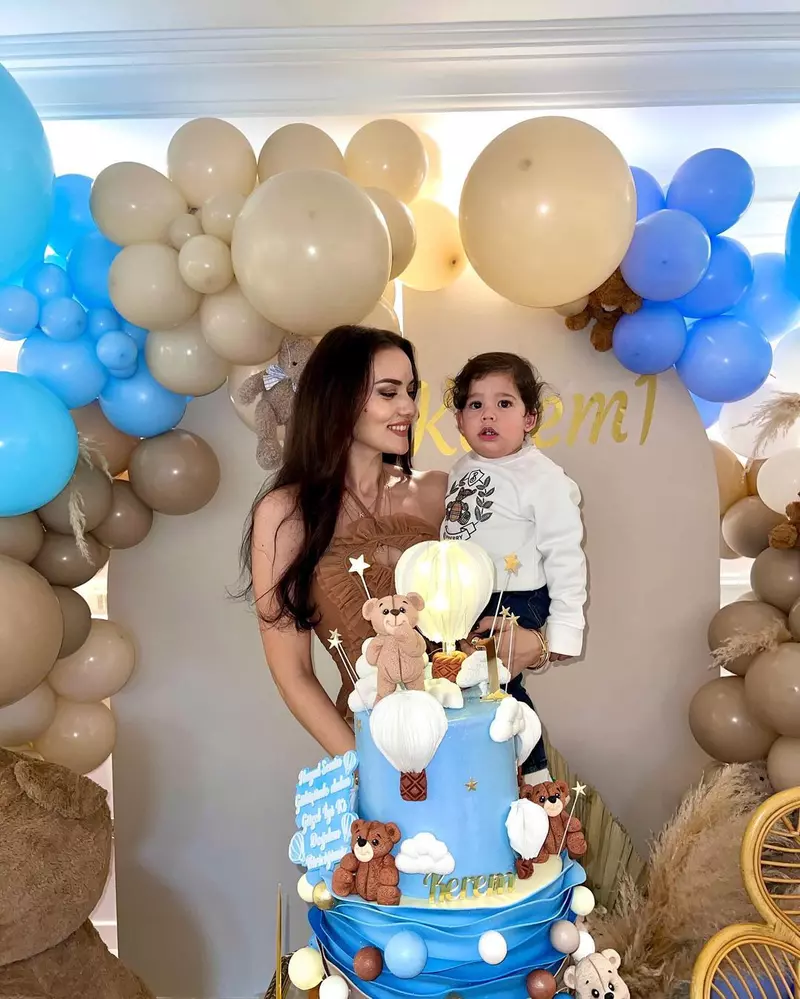Burak Özçivit și Fahriye Evcen și-au sărbătorit băiatul cel mic. Cum a fost la petrecere