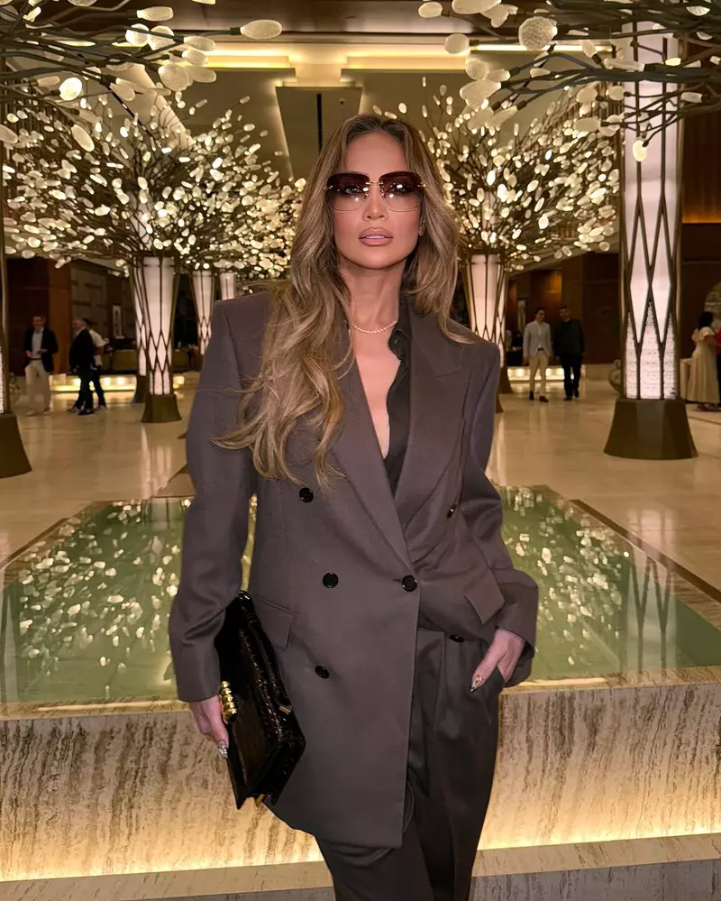 Jennifer Lopez imbracata intr-un costum maro