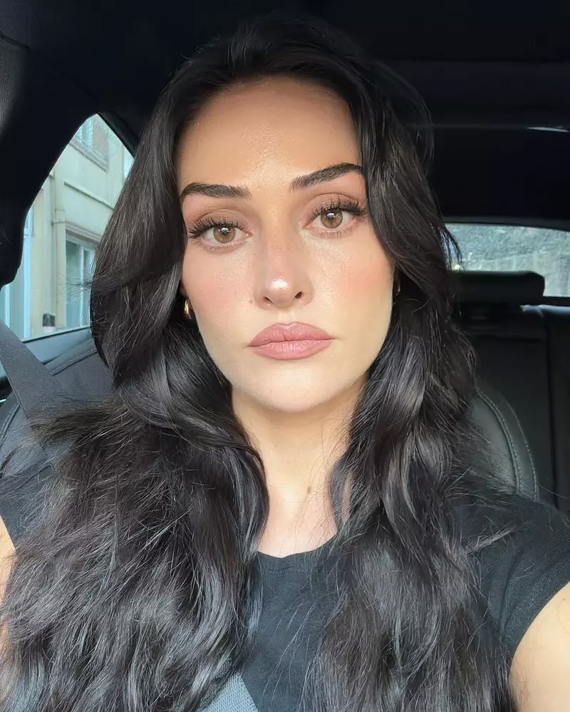 Esra-Bilgiç-din-„Bet-Your-Life”-netflix  (2)