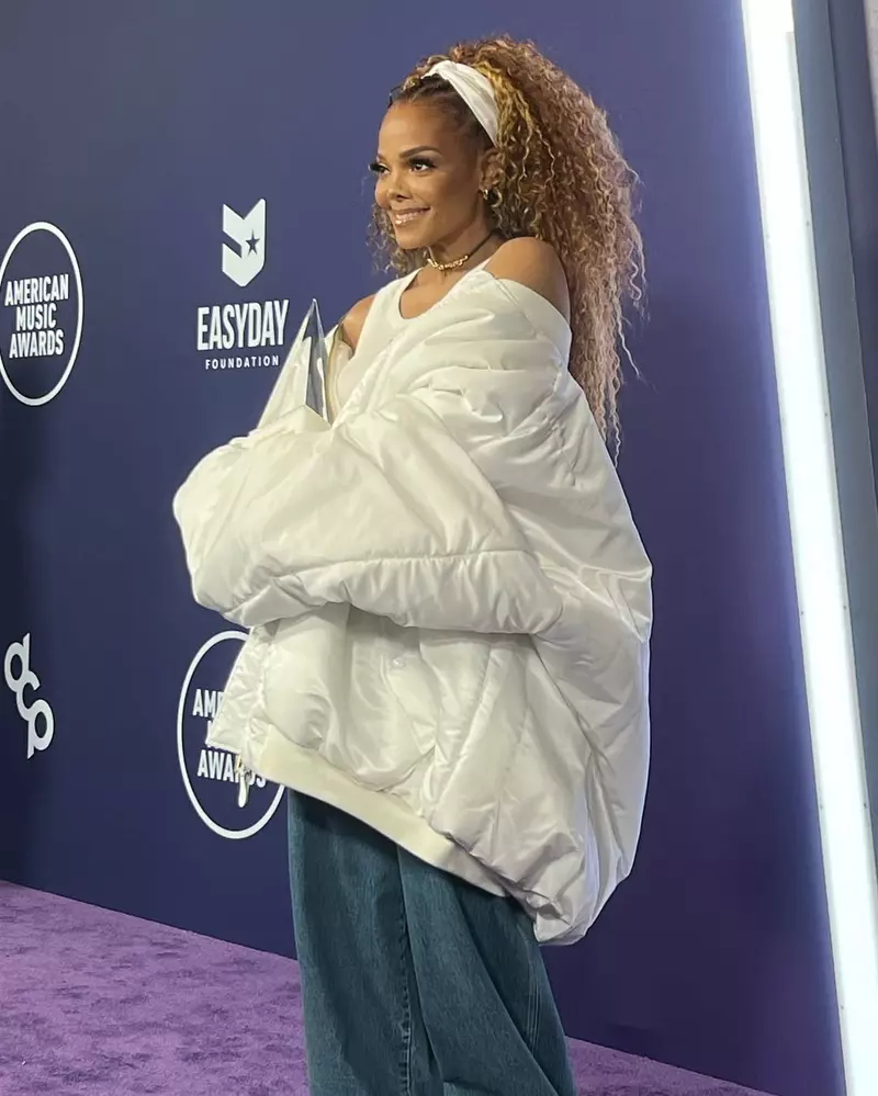 Thank you so much again AMAs! It was such a special night  Photos courtesy of @AMAsCreative Director- @ghsduldulaoWardrobe- @Vetements_official Creative Director @gvasaliaChoreography- @ghsduldulao @dea (8)