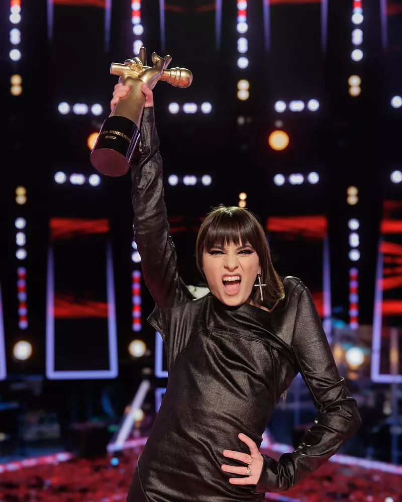 Ce face Alexandra Căpitănescu cu premiul de la Vocea României 2023, sezonul 11  (1)