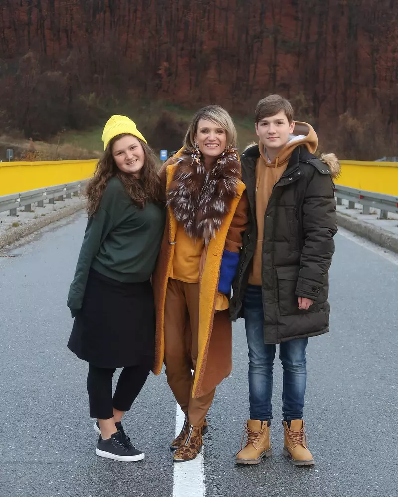 Carmen Negoiță, mama a doi tineri superbi, care locuiesc departe de România. Imagini rare cu Ingrid și Harold