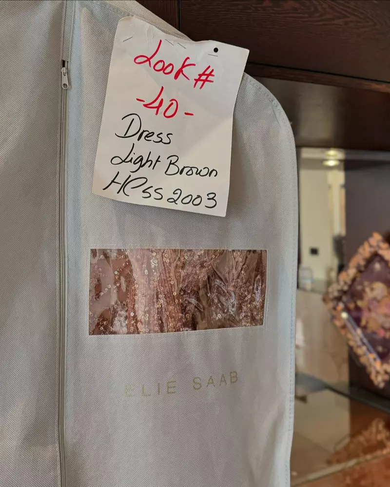 Hande Erçel, apariție strălucitoare la un show de modă de lux în Arabia Saudită (2)