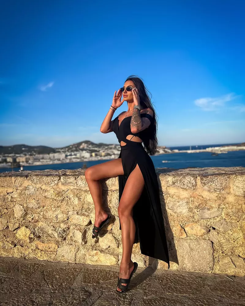 Ana Porgras în vacanță, purtând o rochie neagră de plajă