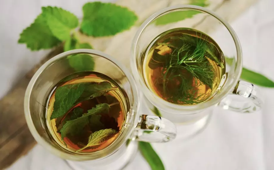 Beneficiile ceaiului de mentă. Pahare cu ceai de mentă
