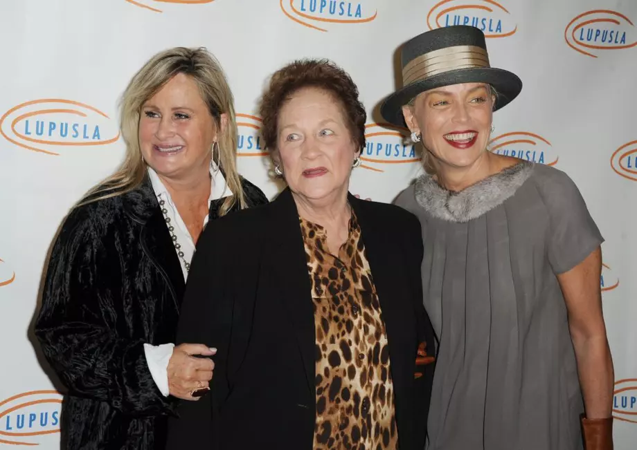 Sharon Stone, alături de sora ei, Kelly, și de mama lor, Dorothy. Foto: Profimedia