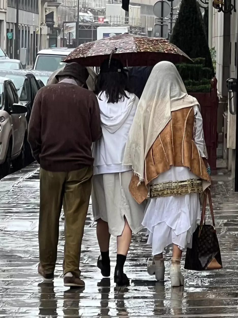 *EXCLUSIVE* Woody Allen and wife brave the rainy weather during a stroll around Paris!