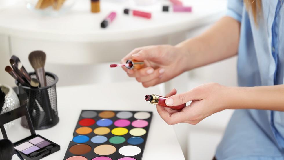 Ce Riști Atunci Cand Folosești Cosmetice Expirate Frumusete Frumusete Si Moda Avantaje Ro De 20 De Ani Pretuieste Femei Ca Tine