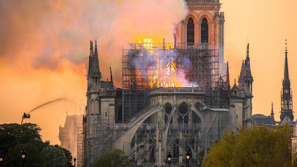 Gabriela Firea Va Dona Timp De Trei Luni 10 Din Salariul Său Pentru Refacerea Catedralei Notre Dame Stiri Avantaje Ro De 20 De Ani Pretuieste Femei Ca Tine Gabriela Firea Va