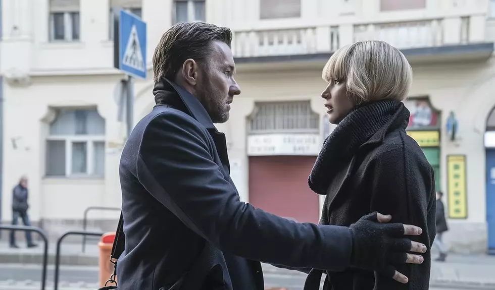 Ești o introvertă în relație cu un extrovert? Cum să vă echilibrați și creșteți relația