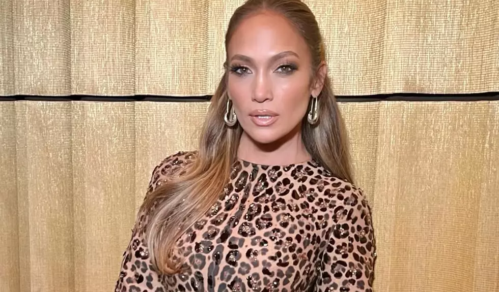 Jennifer Lopez uimește la 56 de ani într-un costum de baie minuscul la piscina conacului de 45 de milioane de euro
