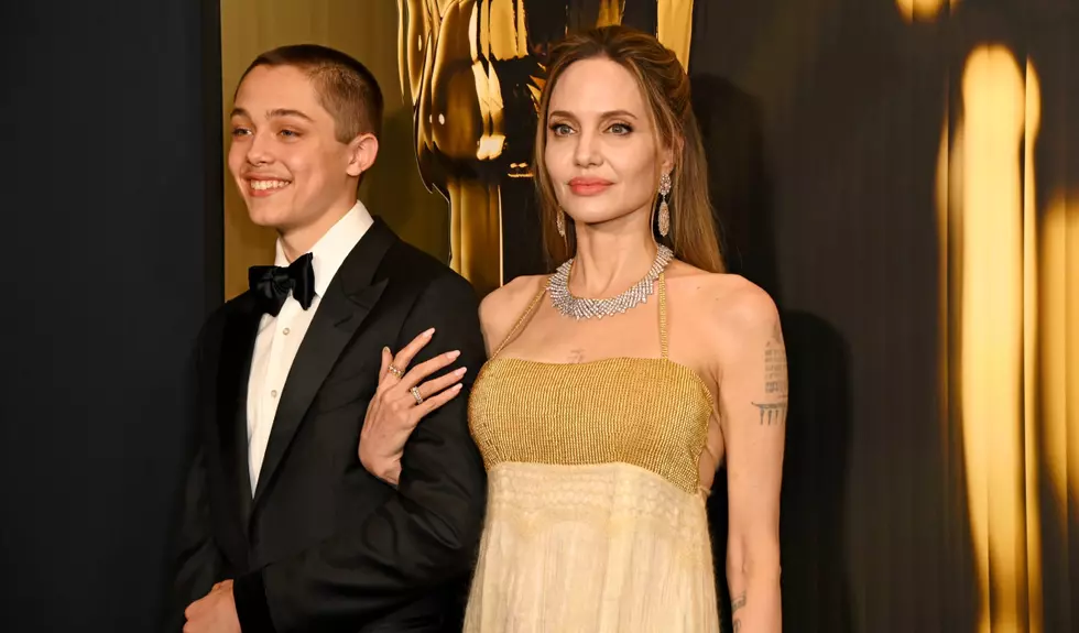 Knox, fiul Angelinei Jolie și al lui Brad Pitt, schimbare radicală de look la 18 ani. Tunsoarea amintește de look-ul mamei sale