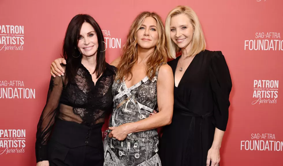 Jennifer Aniston a venit alături de iubitul ei, Jim Curtis, la reuniunea cu fostele colege din "Friends", Courteney Cox și Lisa Kudrow