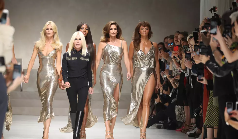 Donatella Versace se întoarce. La 71 de ani, lansează un nou brand de modă și beauty