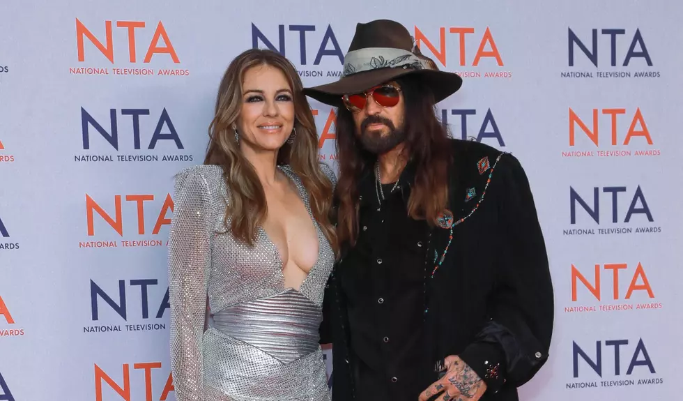 Billy Ray Cyrus și Elizabeth Hurley s-au logodit după mai bine de un an de relație. Cum arată inelul primit de actriță