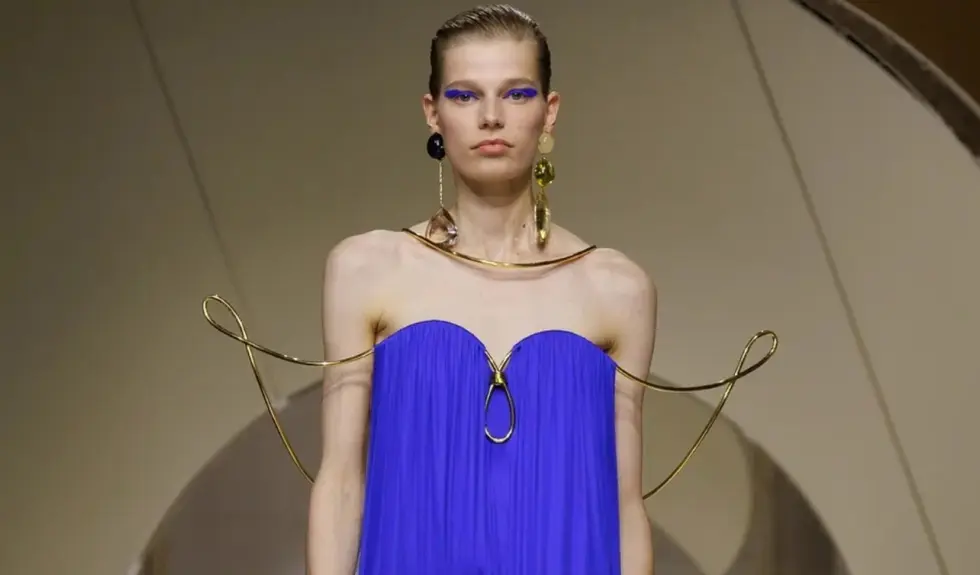 Givenchy SS27: Sarah Burton transformă precizia în atitudine