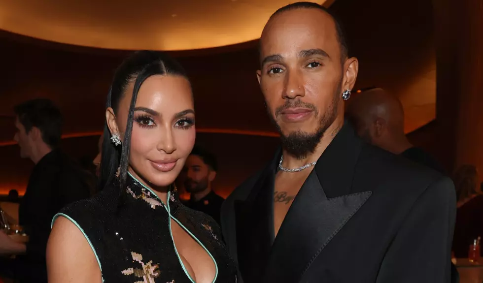 Kim Kardashian, apariție spectaculoasă la Grand Prix-ul de la Singapore. Cum arată ținuta purtată de vedetă și cum l-a susținut pe iubitul ei, Lewis Hamilton