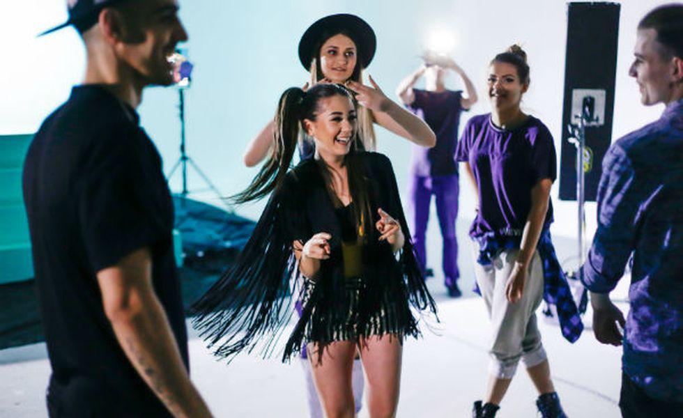 Nicole Cherry Si Connect R Au Lansat Piesa Se Poartă Vara Tvmania Ro