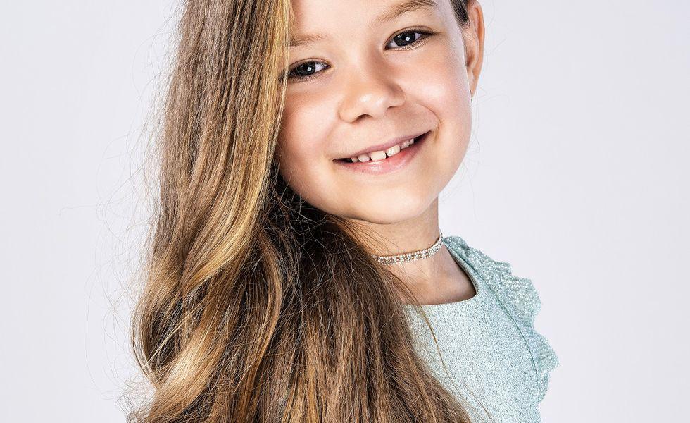 Maria Nicole Micuța Artistă Din Fructul Oprit Lansează Videoclipul Piesei Mii De Culori Tvmania Ro