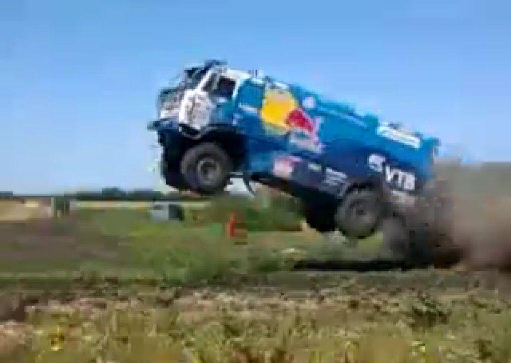 Cum sa faci un camion sa zboare – rusii nu sunt buni doar la accidente