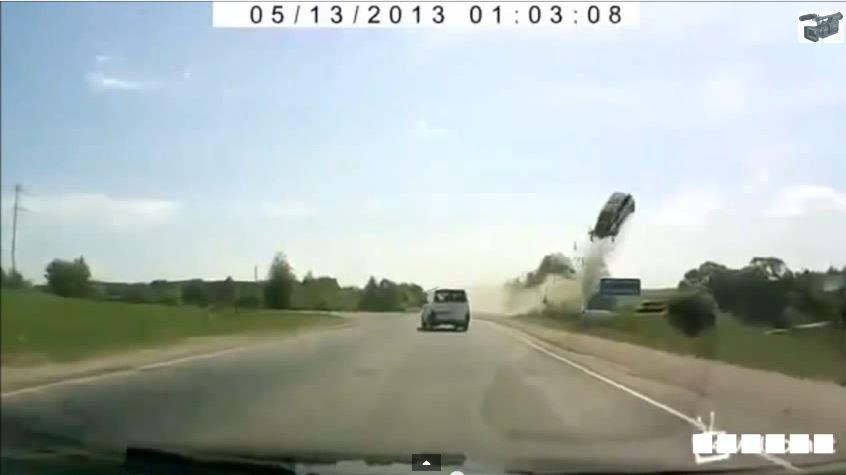 O masina este propulsata in aer de la o explozie de anvelopa – video incredibil