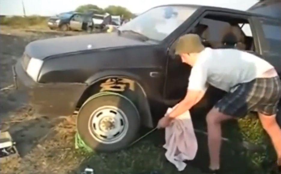Numai in Rusia: metoda inedita de pornire a masinii cand bateria e descarcata