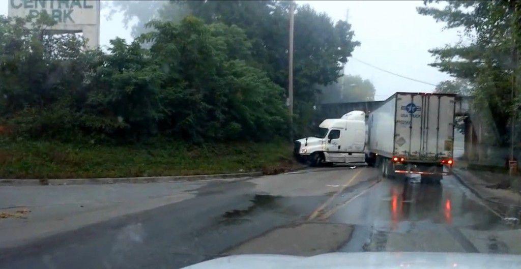 Cum sa distrugi un camion cand vrei sa-l intorci (video)