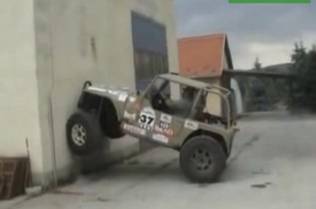 Masina care se urca pe pereti si merge pe doua roti (video)