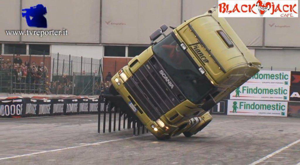 Spectaculos – cum sa mergi pe doua roti cu un camion (video)