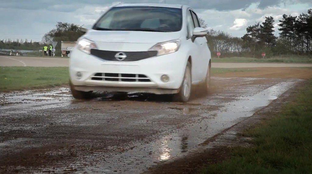 Nissan prezinta vopseaua care nu se murdareste (video)