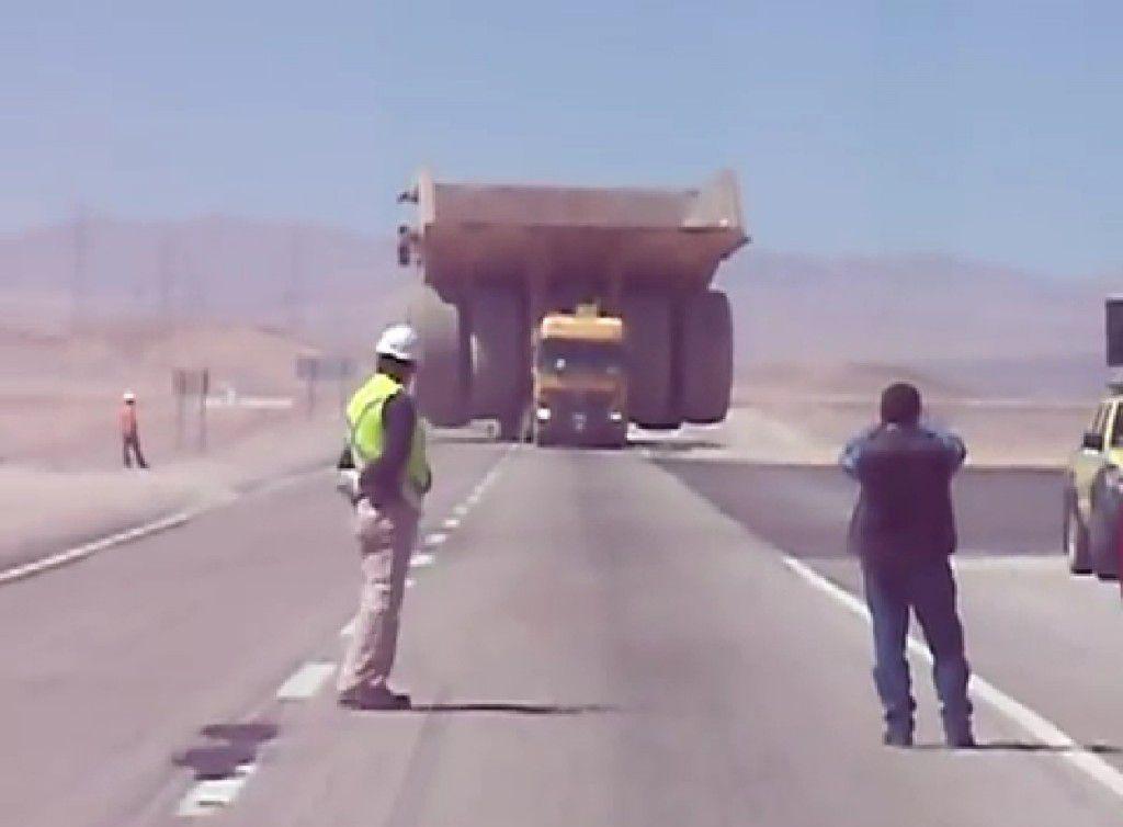 Credeai ca un camion poate transporta asa ceva? (video)