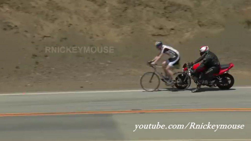 Un motociclist loveste inexplicabil doi biciclisti care mergeau regulamentar (video)