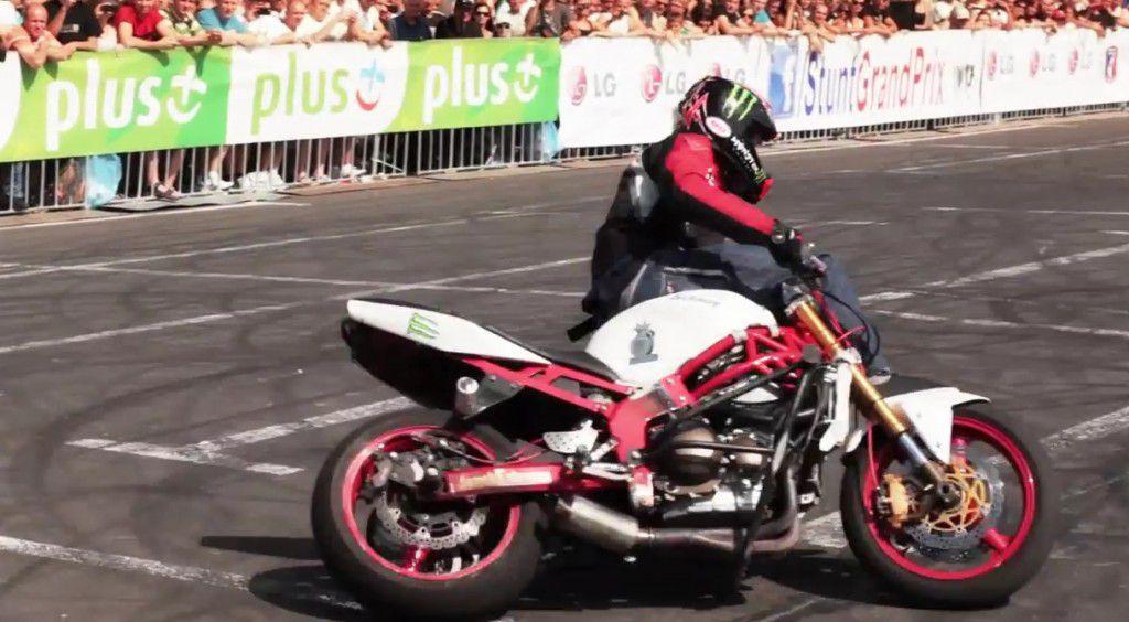 Cascadorii incredibile pe o motocicleta (video)