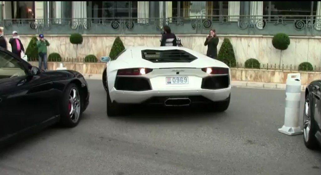 Un valet loveste un Lamborghini Aventador in parcare la un hotel din Monte Carlo (video)