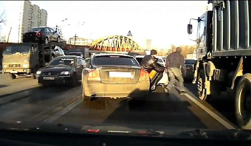 Jaf in stil rusesc in plin trafic (video)