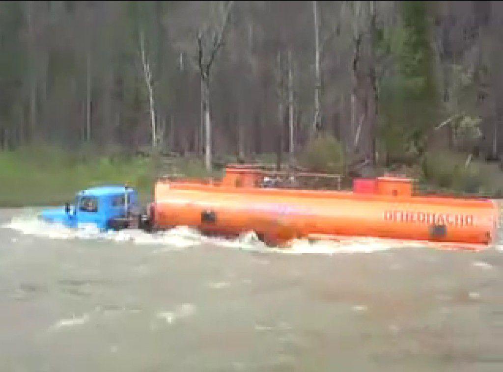 In Rusia ca nicaieri! Camioane care trec prin adevarate fluvii (video)