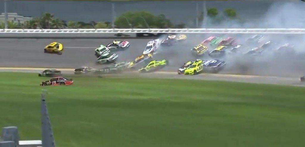 Accident spectaculos – 16 masini avariate in etapa NASCAR Coke Zero 400 Daytona