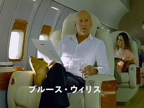 Bruce Willis vorbeste japoneza in noua reclama pentru Daihatsu Mira e:S