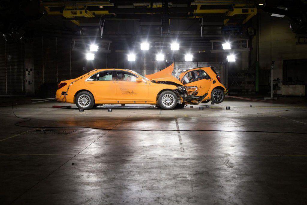 David vs. Goliat: Crash-test frontal intre noul smart ForTwo si Mercedes-Benz Clasa S