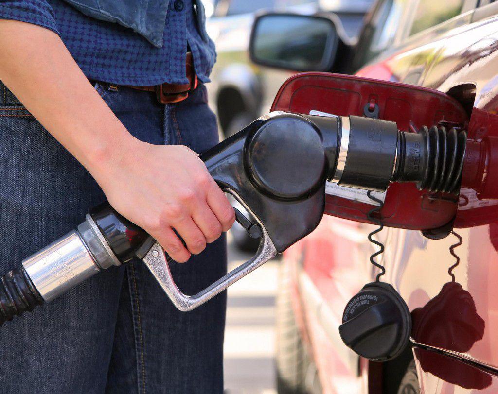 Prețul carburanților din țară a scăzut sub 5 lei/litru